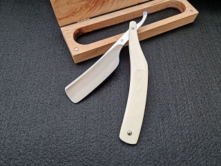 UŚMIECHNIĘTA JAPONKA