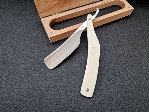 UŚMIECHNIĘTA JAPONKA