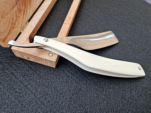 UŚMIECHNIĘTA JAPONKA