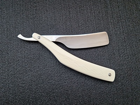 UŚMIECHNIĘTA JAPONKA