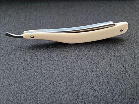 UŚMIECHNIĘTA JAPONKA