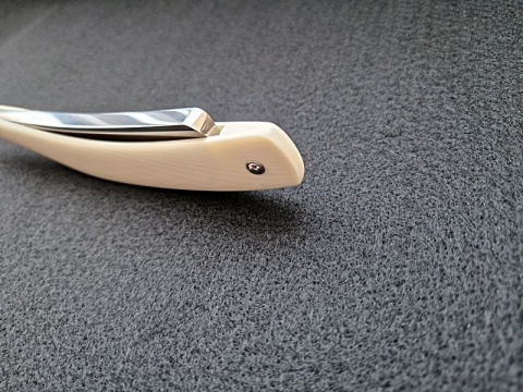 UŚMIECHNIĘTA JAPONKA