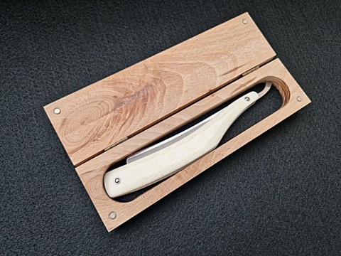 UŚMIECHNIĘTA JAPONKA